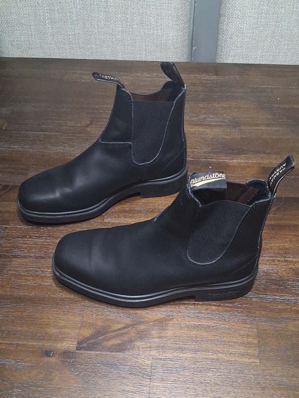 Blundstone Black Leather Chelsea Chukka Boots Unisex